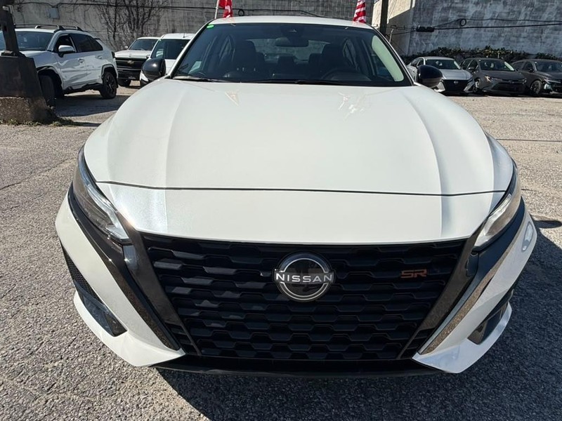 Nissan Altima Vehicle Full-screen Gallery Image 7