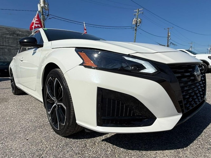 Nissan Altima Vehicle Full-screen Gallery Image 8