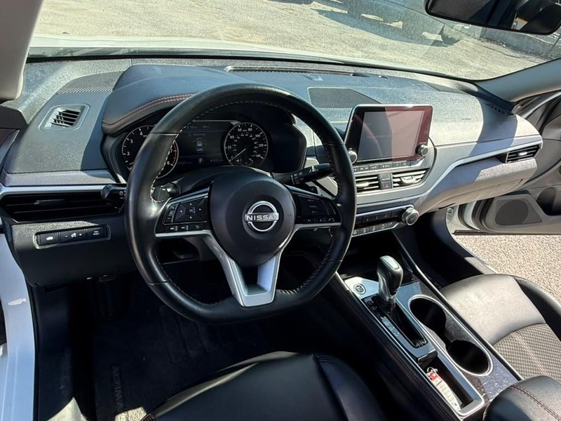 Nissan Altima Vehicle Full-screen Gallery Image 9