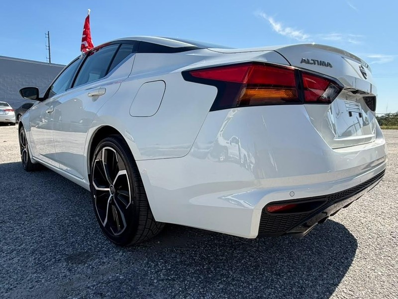 Nissan Altima Vehicle Full-screen Gallery Image 10