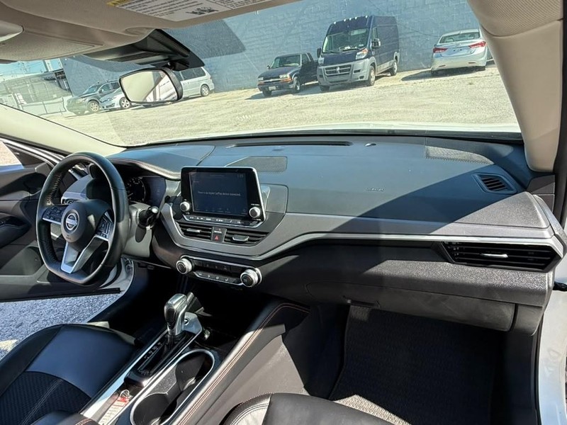 Nissan Altima Vehicle Full-screen Gallery Image 11