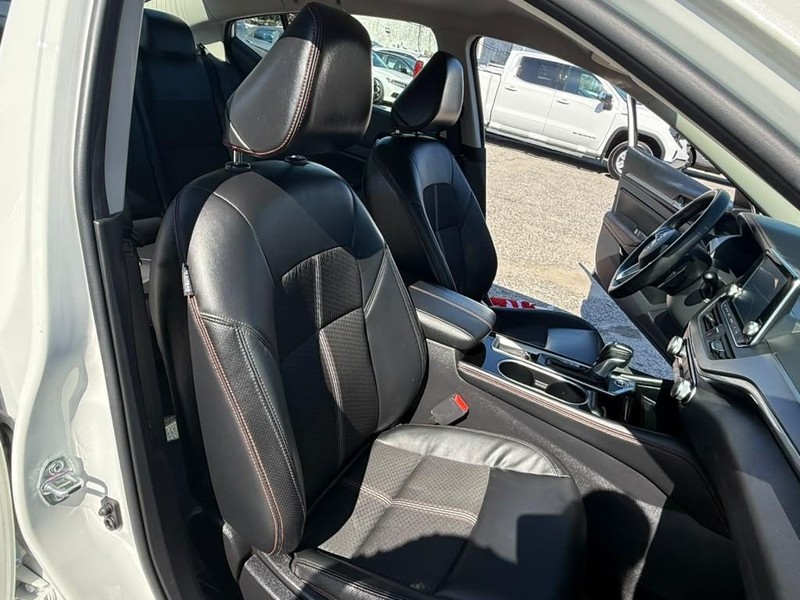 Nissan Altima Vehicle Full-screen Gallery Image 12