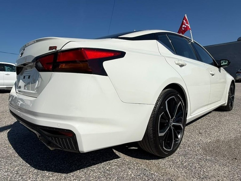 Nissan Altima Vehicle Full-screen Gallery Image 13