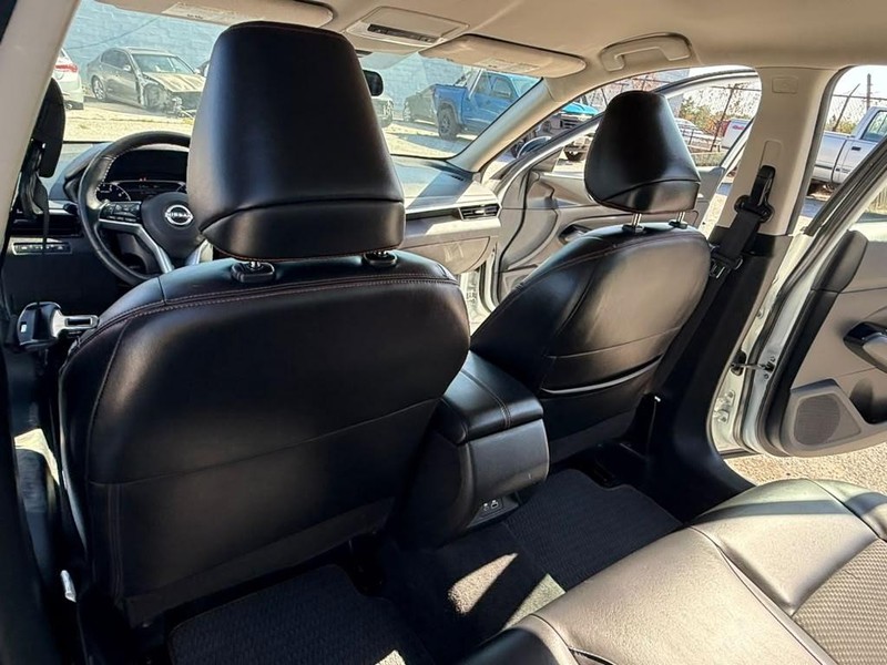 Nissan Altima Vehicle Full-screen Gallery Image 14
