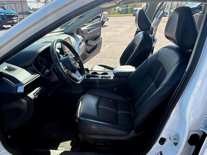 Nissan Altima Vehicle Full-screen Gallery Image 15