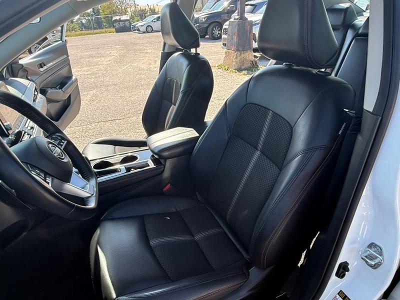 Nissan Altima Vehicle Full-screen Gallery Image 16