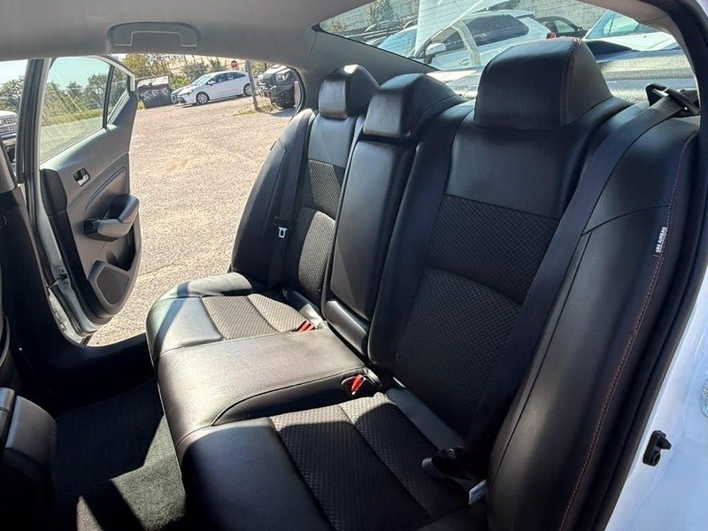 Nissan Altima Vehicle Full-screen Gallery Image 17