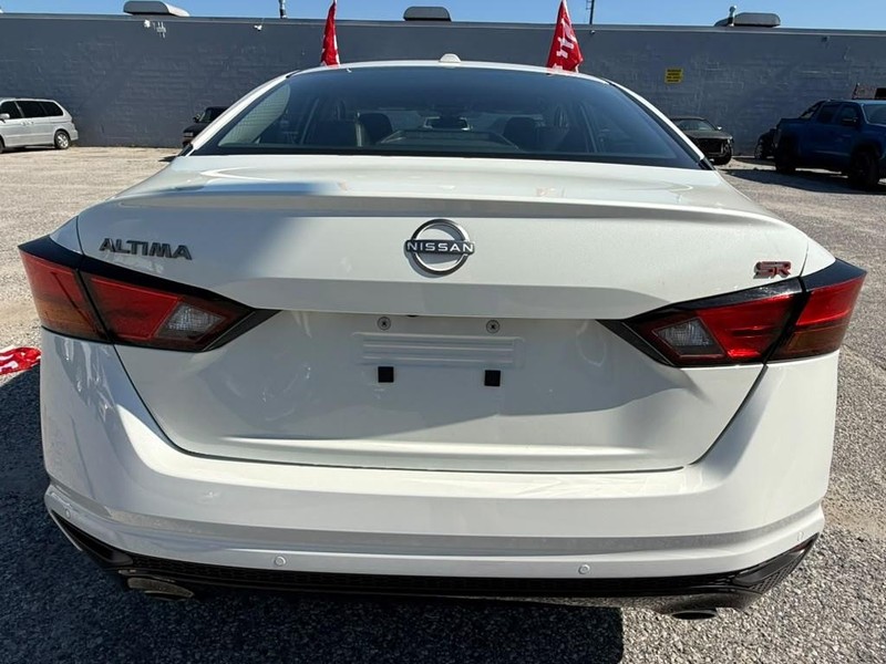 Nissan Altima Vehicle Full-screen Gallery Image 18