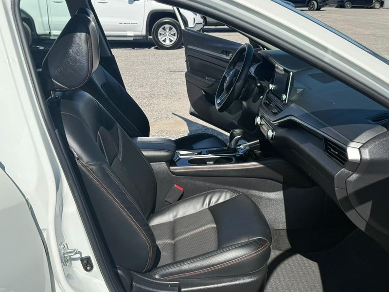 Nissan Altima Vehicle Full-screen Gallery Image 19