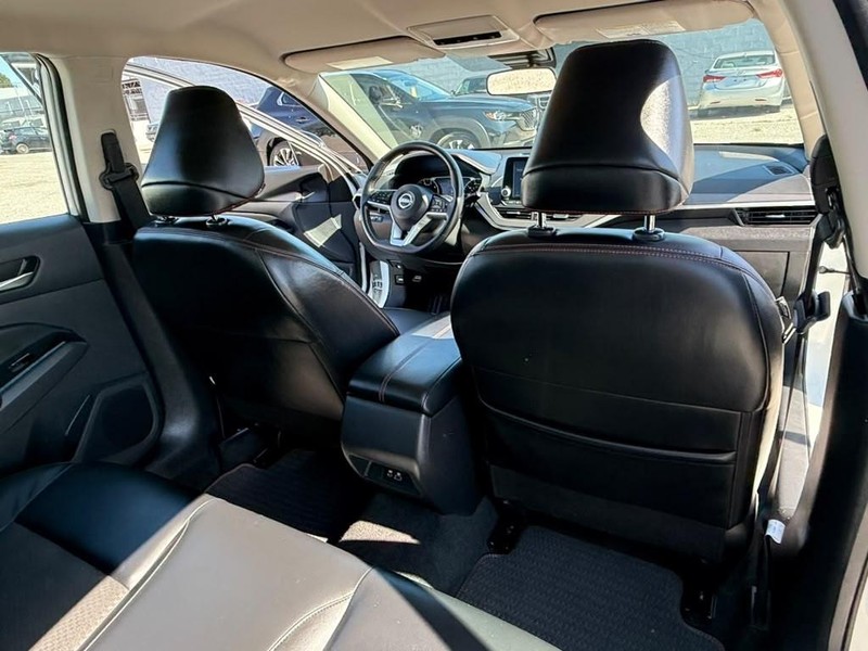 Nissan Altima Vehicle Full-screen Gallery Image 20