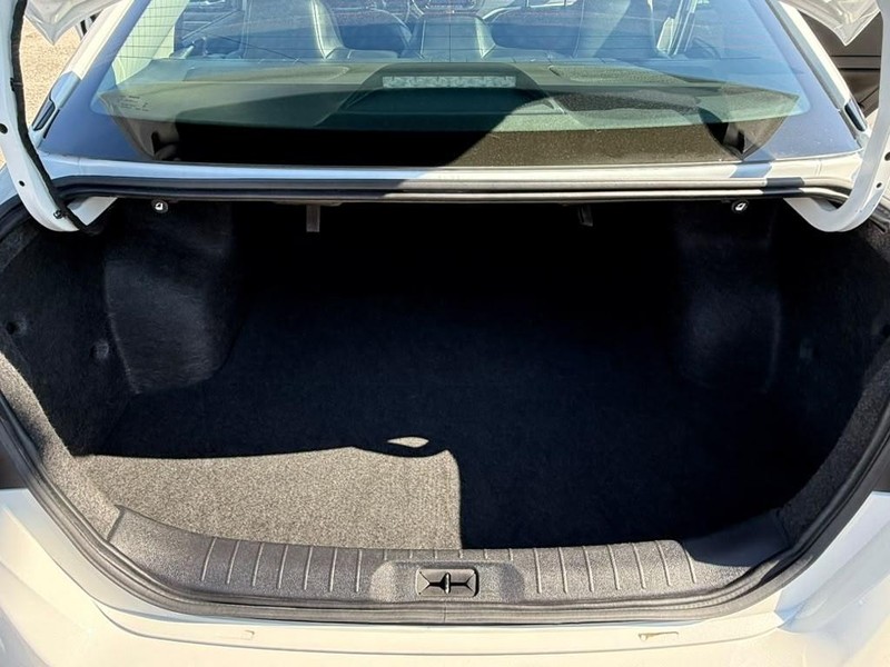 Nissan Altima Vehicle Full-screen Gallery Image 21