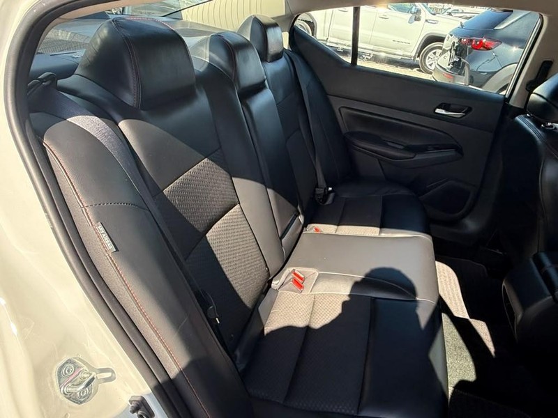 Nissan Altima Vehicle Full-screen Gallery Image 22