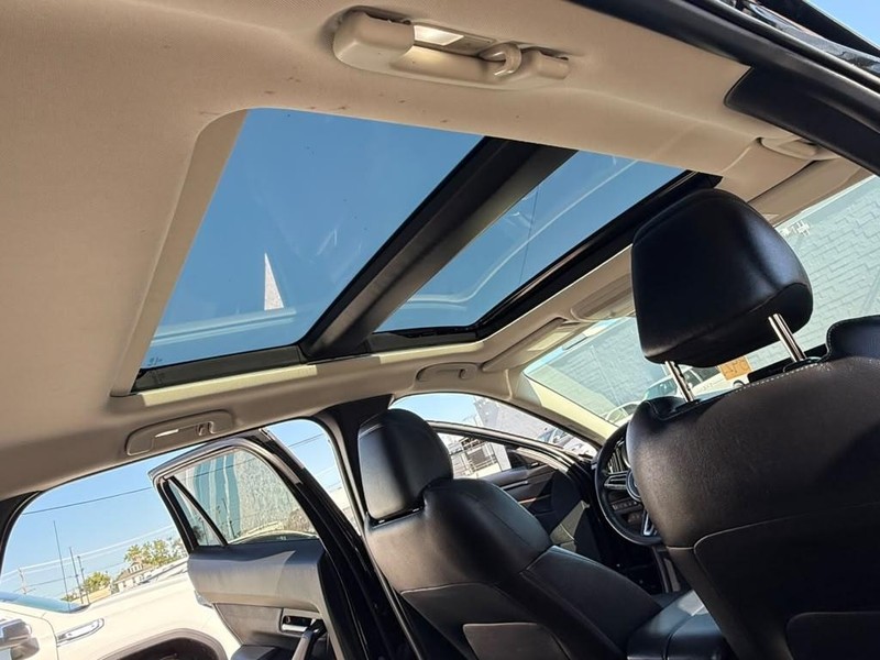 Mazda CX-50 Hybrid Vehicle Full-screen Gallery Image 22