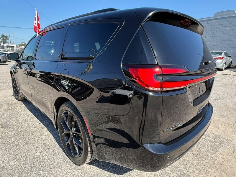 Chrysler Pacifica Vehicle Full-screen Gallery Image 3