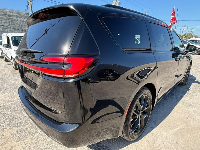 Chrysler Pacifica Vehicle Full-screen Gallery Image 4