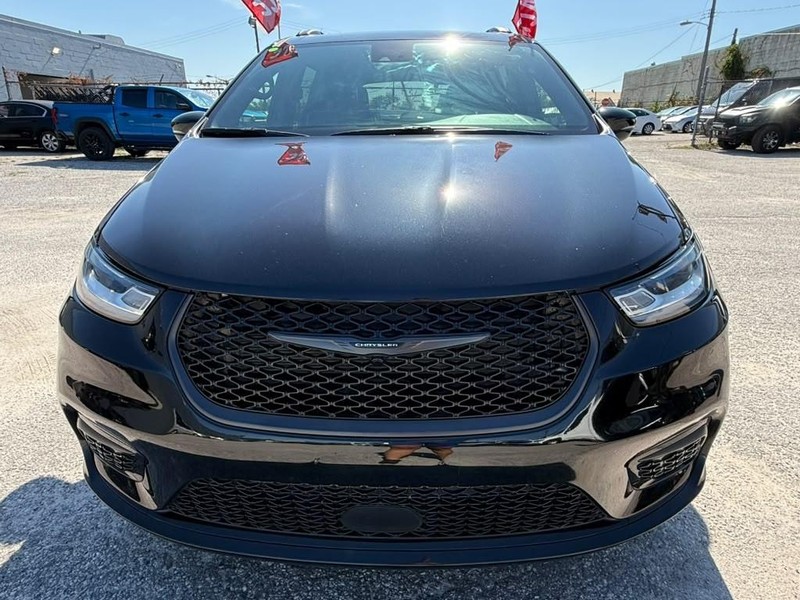 Chrysler Pacifica Vehicle Full-screen Gallery Image 5