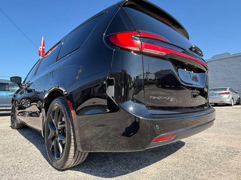 Chrysler Pacifica Vehicle Full-screen Gallery Image 6