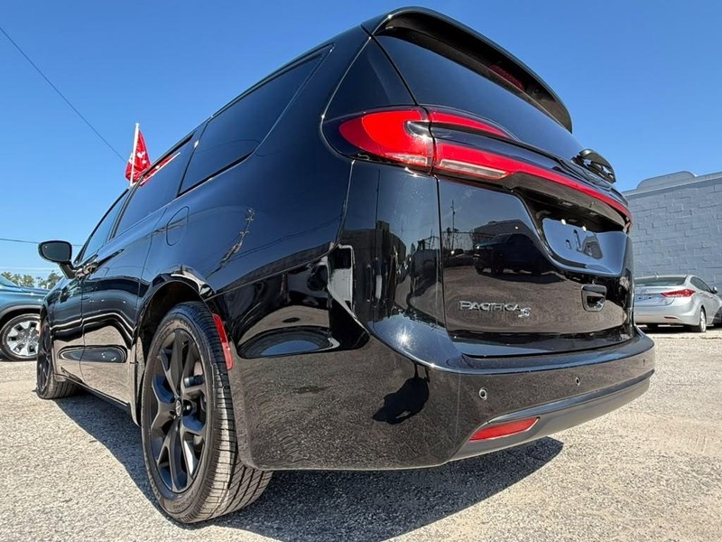 Chrysler Pacifica Vehicle Full-screen Gallery Image 7