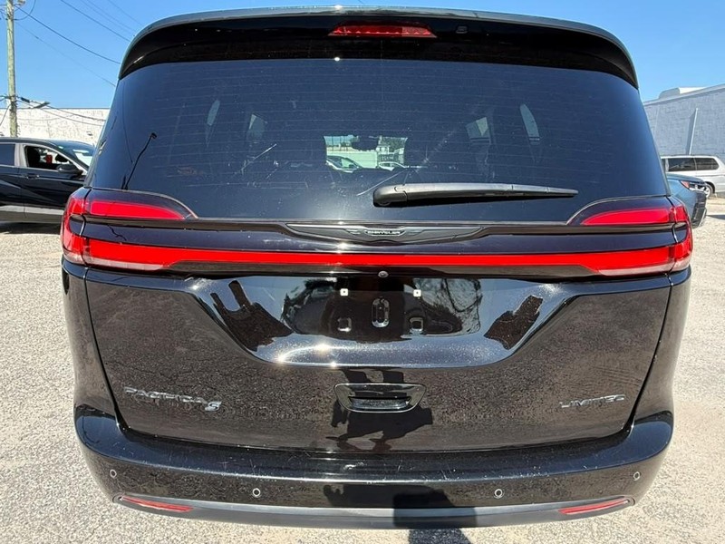 Chrysler Pacifica Vehicle Full-screen Gallery Image 9