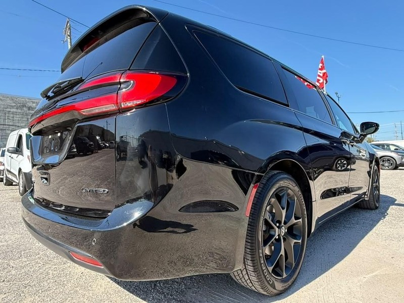 Chrysler Pacifica Vehicle Full-screen Gallery Image 10