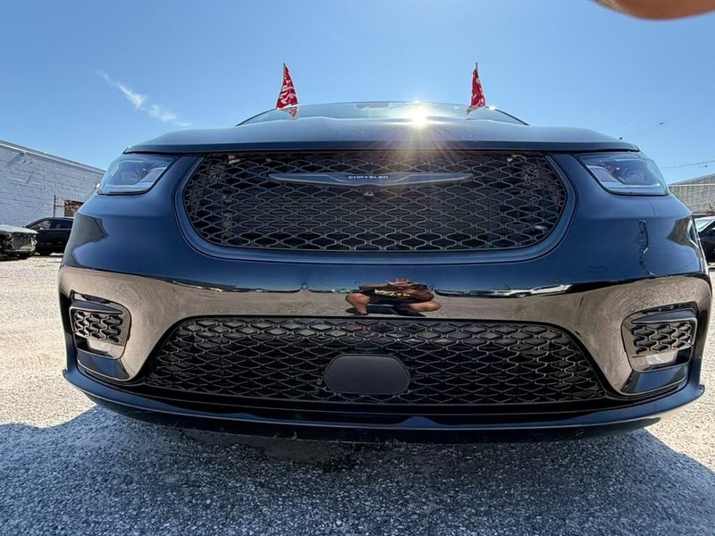 Chrysler Pacifica Vehicle Full-screen Gallery Image 11