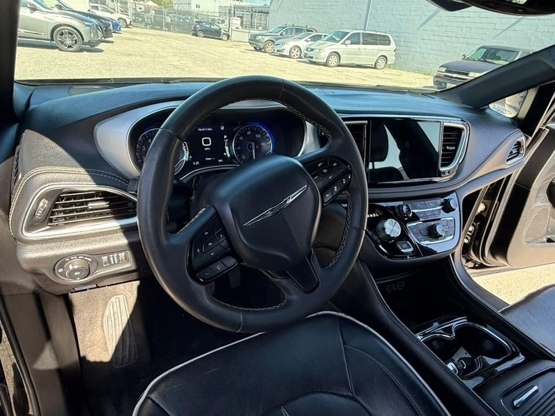 Chrysler Pacifica Vehicle Full-screen Gallery Image 12