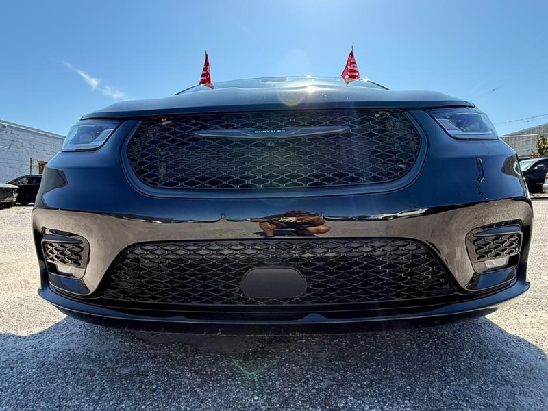 Chrysler Pacifica Vehicle Full-screen Gallery Image 13