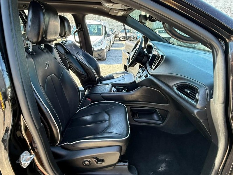 Chrysler Pacifica Vehicle Full-screen Gallery Image 14