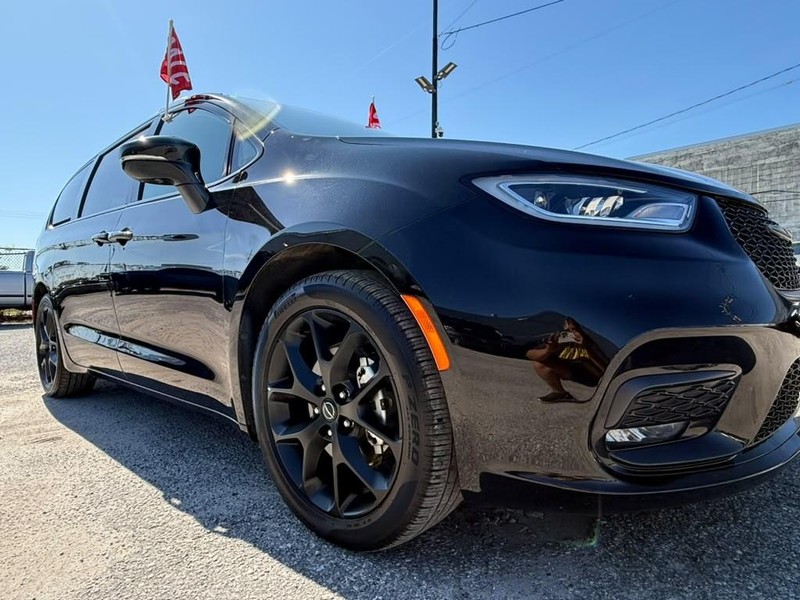 Chrysler Pacifica Vehicle Full-screen Gallery Image 15