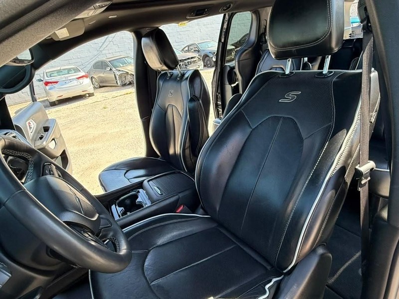 Chrysler Pacifica Vehicle Full-screen Gallery Image 16