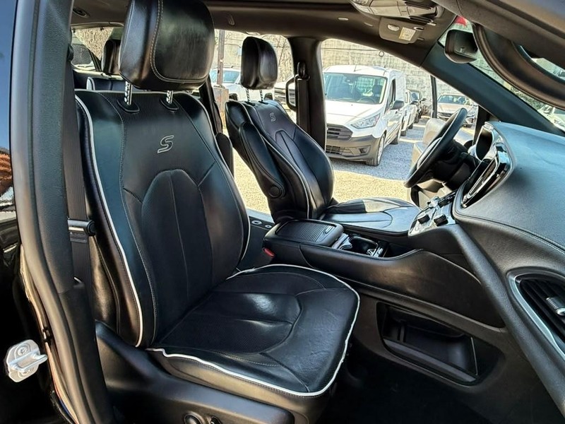 Chrysler Pacifica Vehicle Full-screen Gallery Image 17