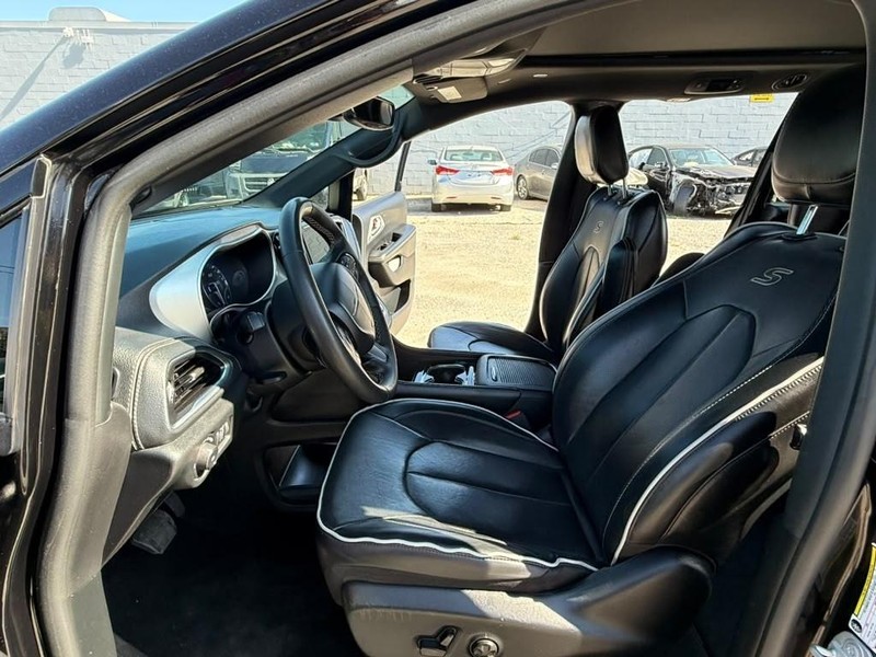 Chrysler Pacifica Vehicle Full-screen Gallery Image 18