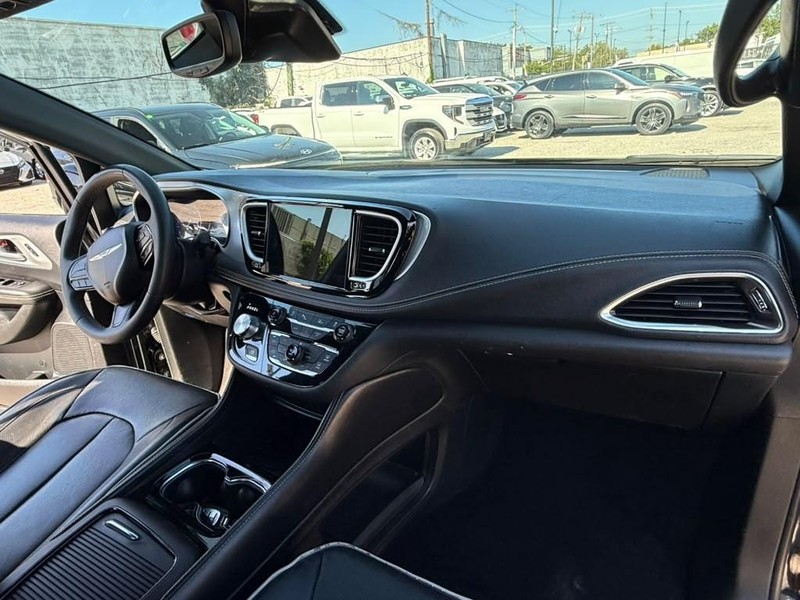 Chrysler Pacifica Vehicle Full-screen Gallery Image 19