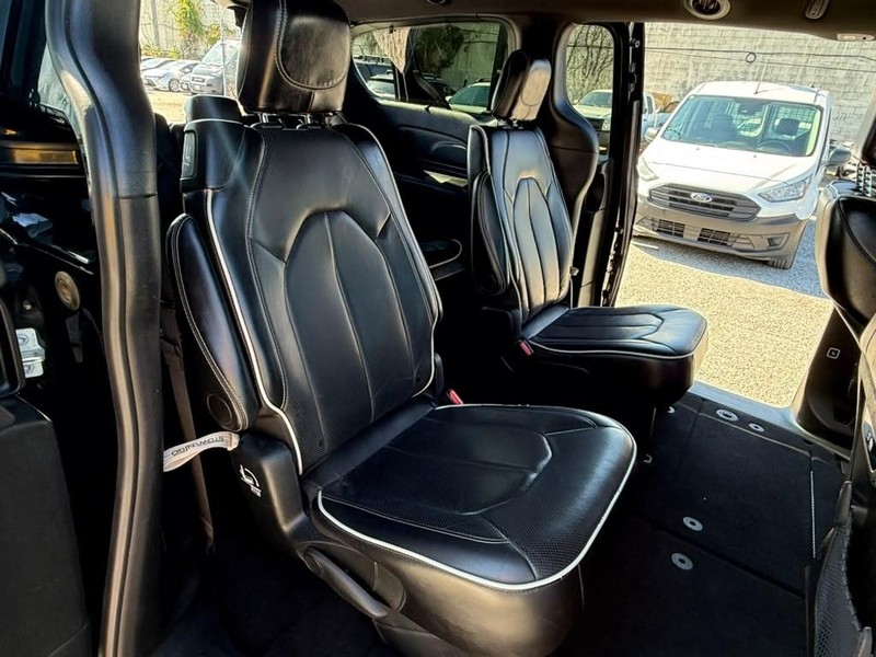 Chrysler Pacifica Vehicle Full-screen Gallery Image 20