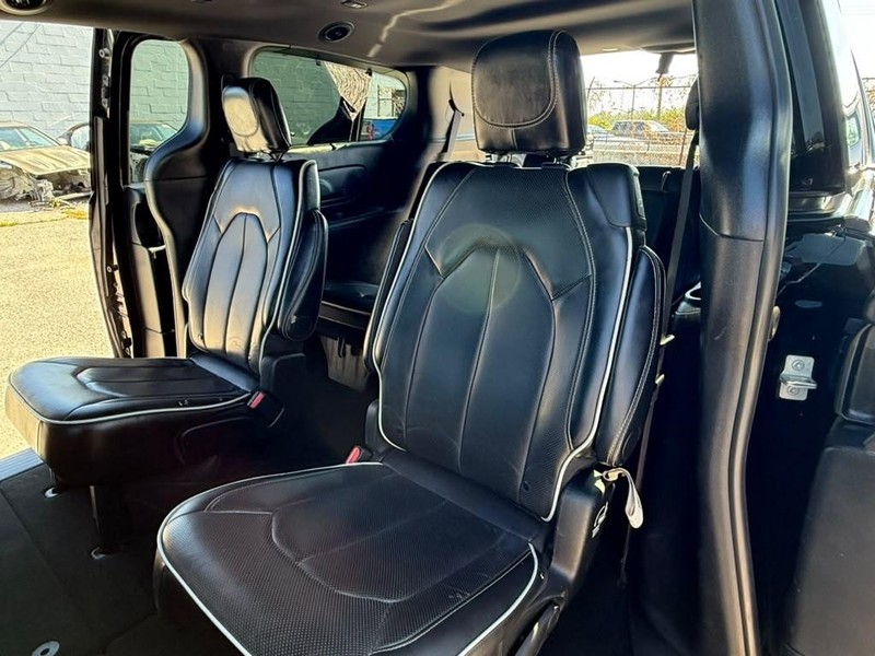 Chrysler Pacifica Vehicle Full-screen Gallery Image 21