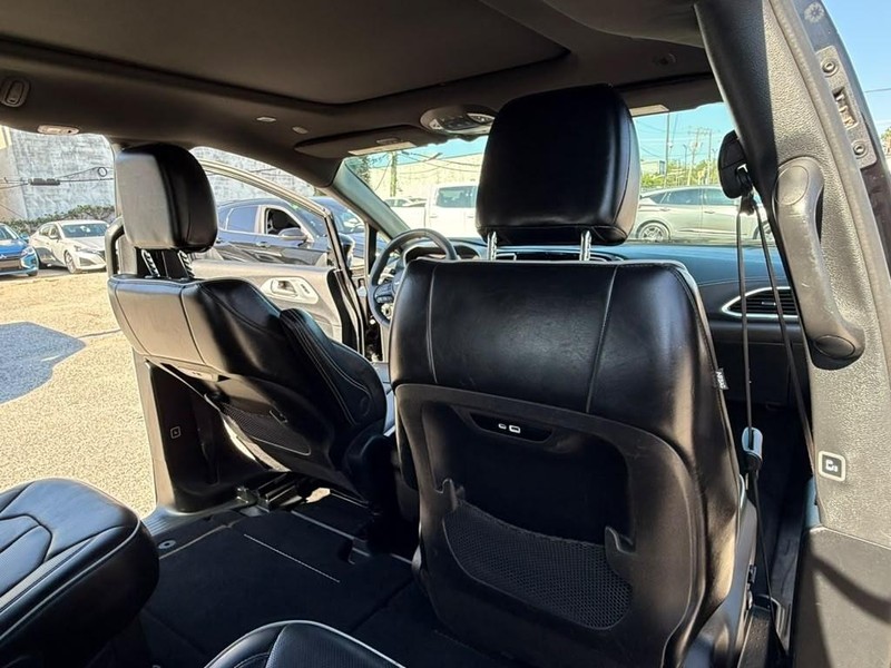 Chrysler Pacifica Vehicle Full-screen Gallery Image 22