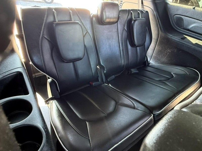 Chrysler Pacifica Vehicle Full-screen Gallery Image 24
