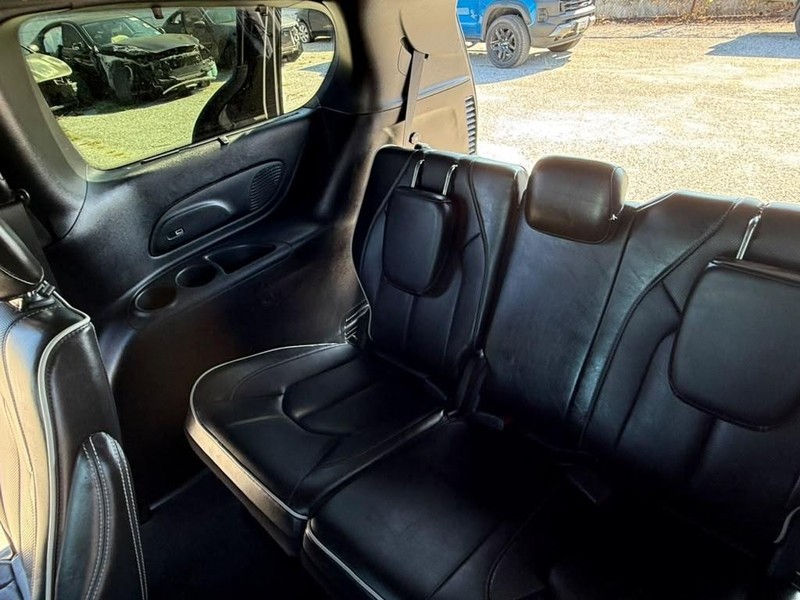 Chrysler Pacifica Vehicle Full-screen Gallery Image 26