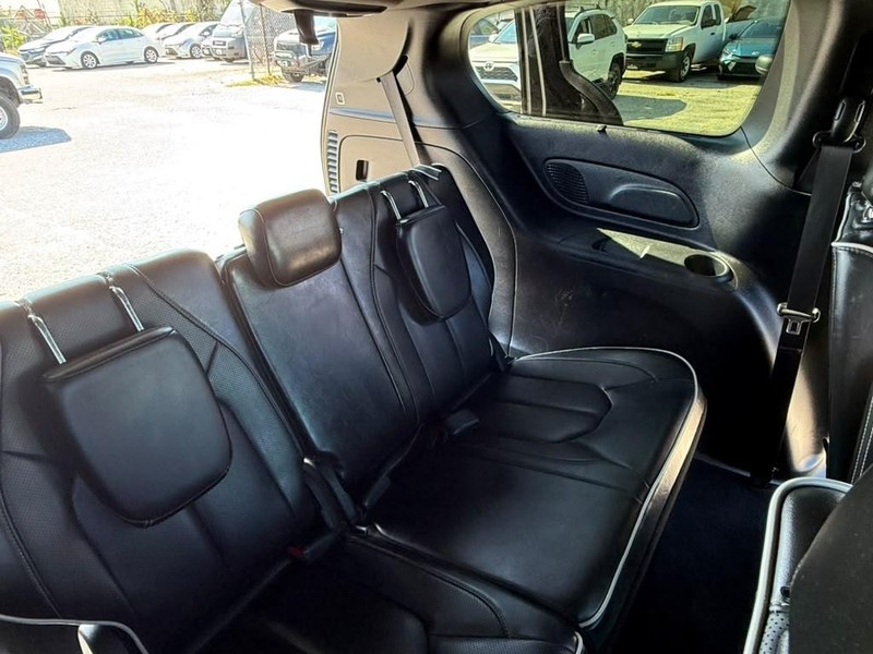 Chrysler Pacifica Vehicle Full-screen Gallery Image 27