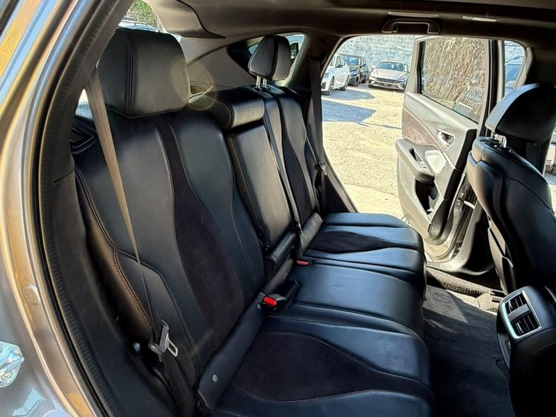 Acura RDX Vehicle Full-screen Gallery Image 7