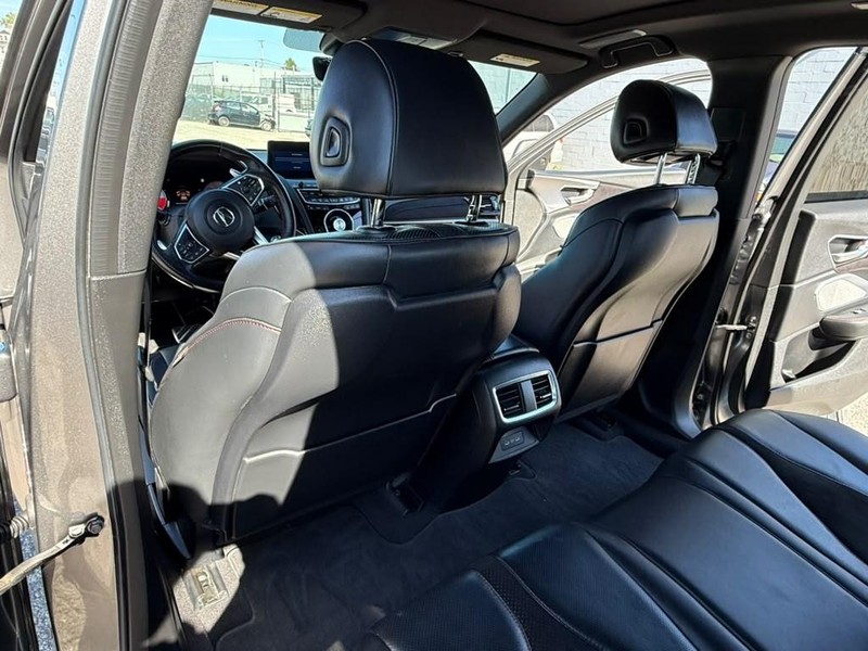 Acura RDX Vehicle Full-screen Gallery Image 12