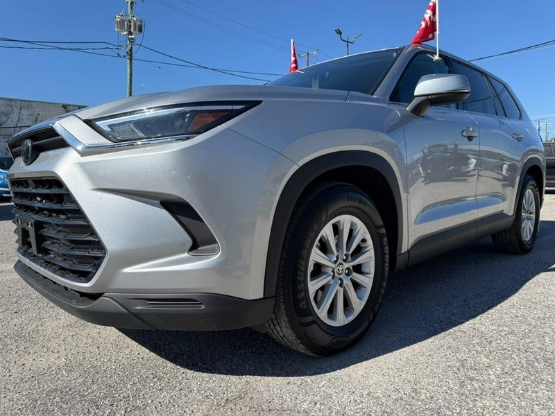 Toyota Grand Highlander Vehicle Full-screen Gallery Image 2