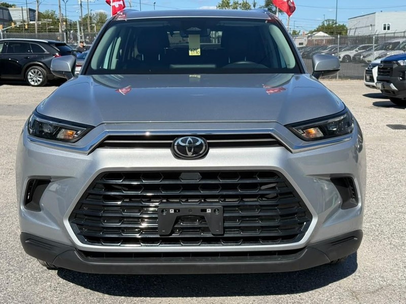 Toyota Grand Highlander Vehicle Full-screen Gallery Image 3
