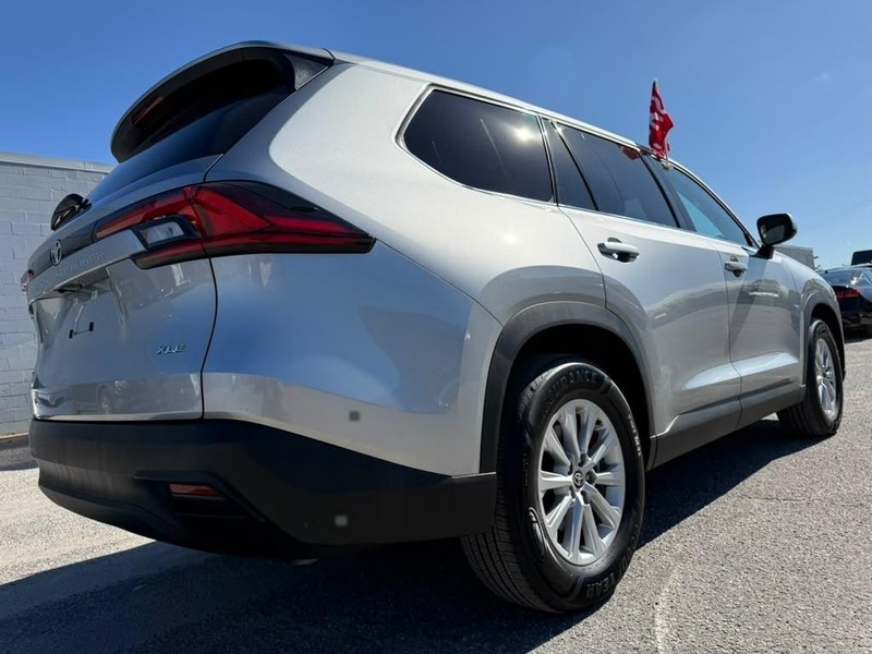 Toyota Grand Highlander Vehicle Full-screen Gallery Image 6