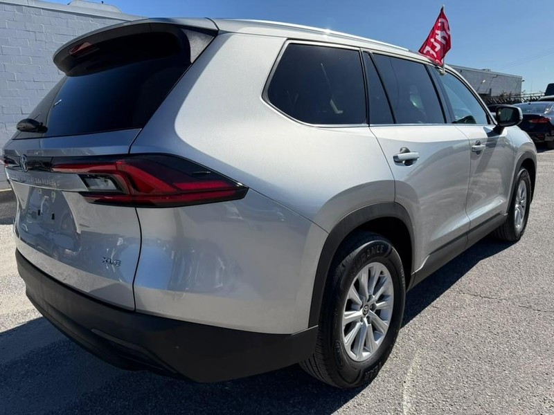 Toyota Grand Highlander Vehicle Full-screen Gallery Image 7