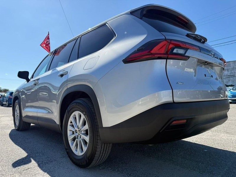 Toyota Grand Highlander Vehicle Full-screen Gallery Image 10