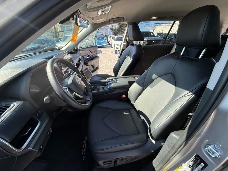 Toyota Grand Highlander Vehicle Full-screen Gallery Image 11