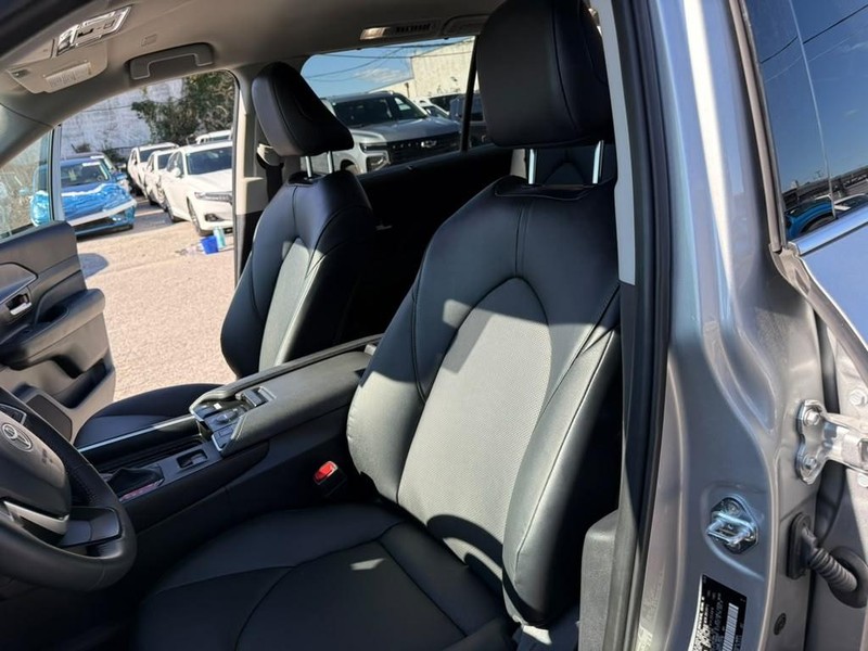 Toyota Grand Highlander Vehicle Full-screen Gallery Image 12