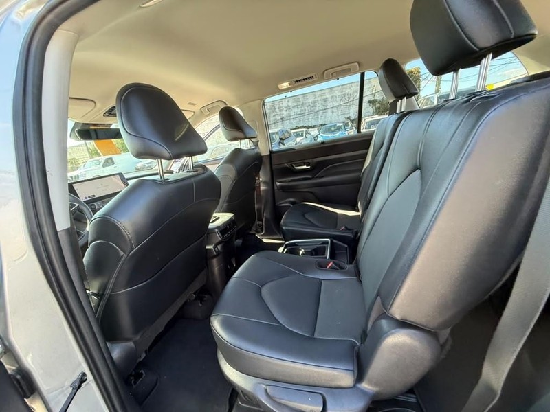 Toyota Grand Highlander Vehicle Full-screen Gallery Image 13