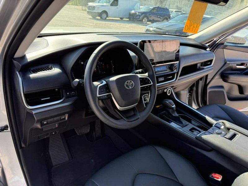 Toyota Grand Highlander Vehicle Full-screen Gallery Image 17